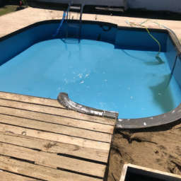 Accessoires indispensables pour l'entretien de votre piscine : produits et outils Rochefort